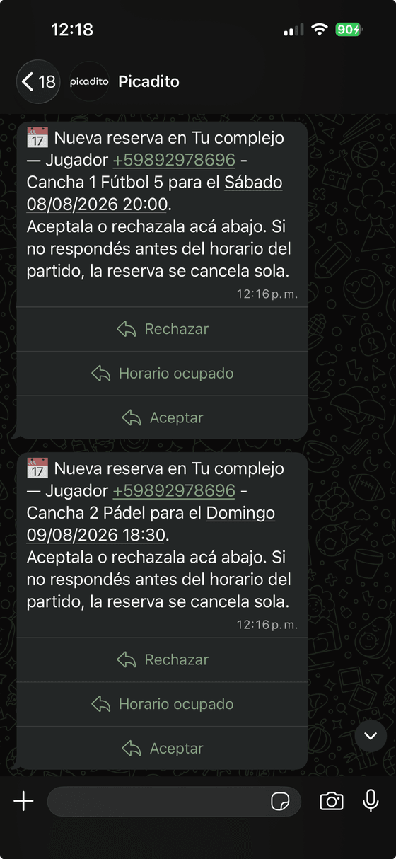 Chat de WhatsApp con una reserva de picadito y los botones Aceptar, Rechazar y Horario ocupado