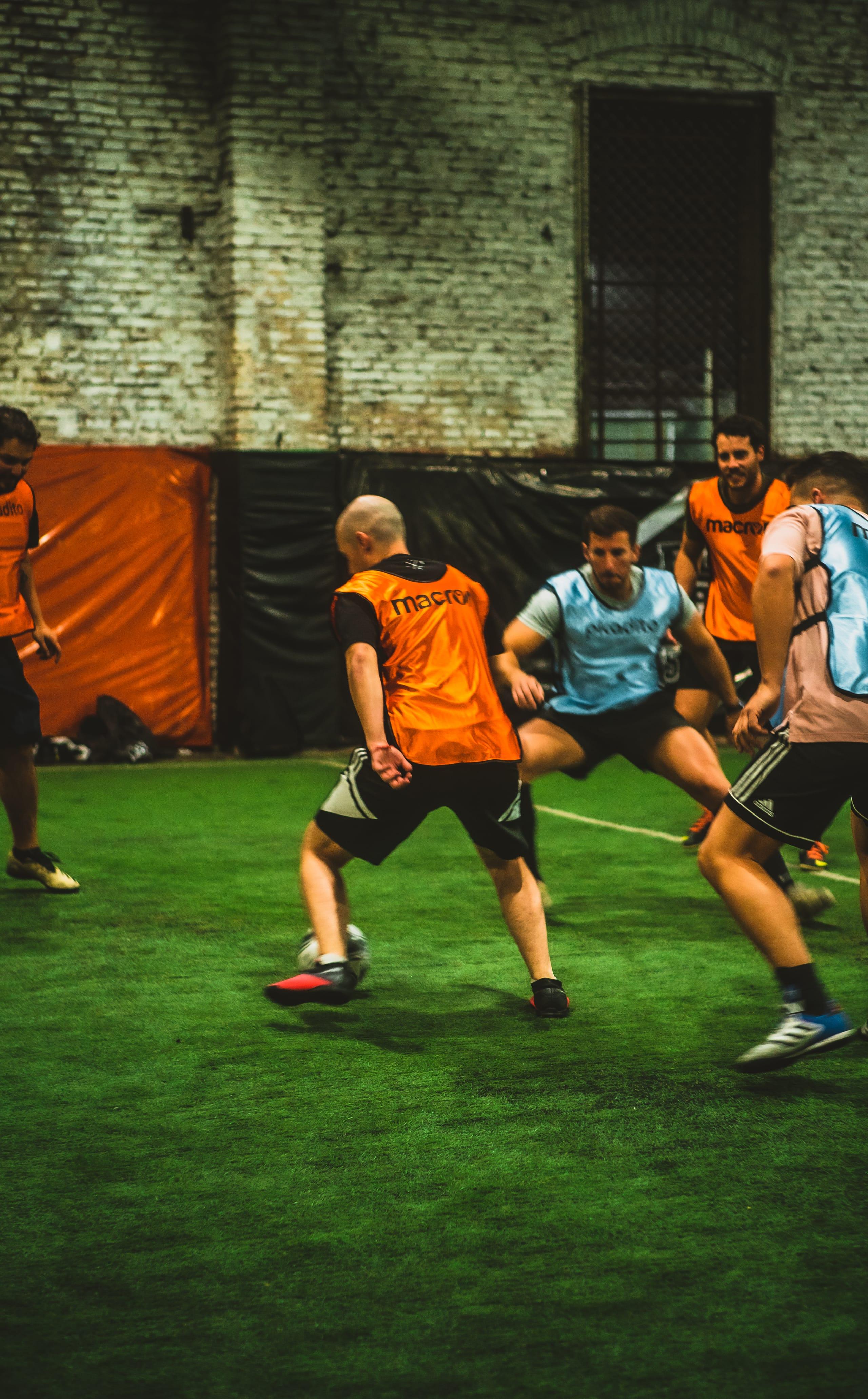 Cinco jugadores disputando la pelota en un horario completo del complejo